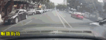 大型商场时,多次实线变更车道,超速行驶,逆向而行,险些与对面的车辆