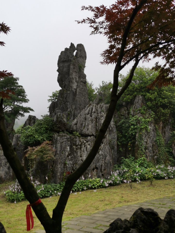 华莹山双枪老太婆雕像