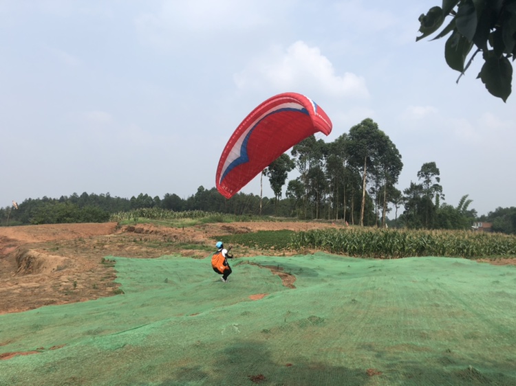自贡尖山村观音岩滑翔伞基地