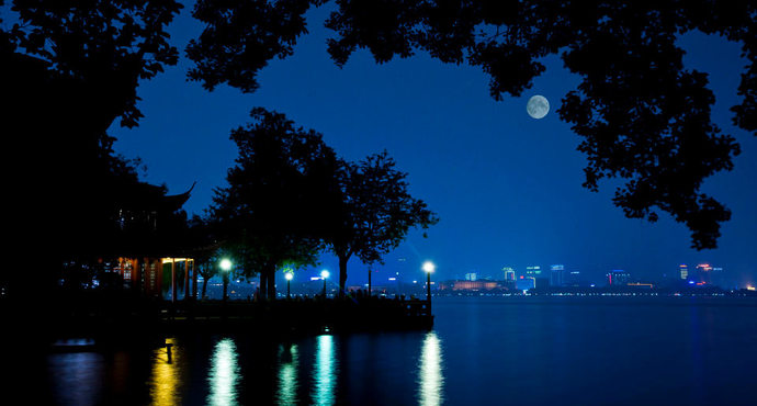 平湖秋月位于孤山南麓与白居易所筑的白堤之间,是视野开阔,意境清幽的