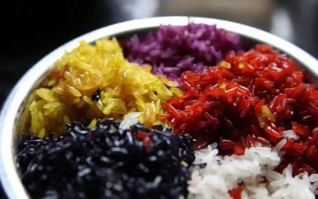 采紫蕃藤,黄花,枫叶,红蓝,浸泡出液,分别拌糯米蒸煮,糯米饭呈现出黑