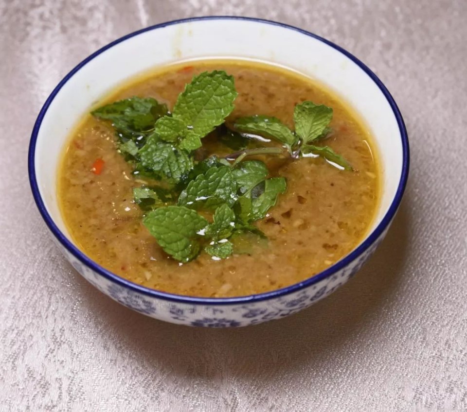 当然,正经的酸粥并非简单发酵变酸的小米粥,留存的发酵汤汁才是秘籍.