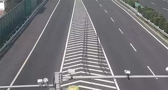 二,地面标线和悬挂标示不一致